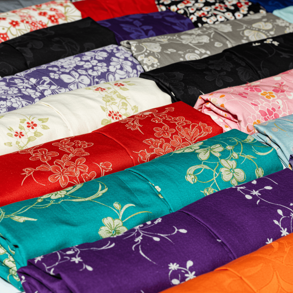 色とりどりの華やかな着物のコレクション